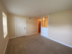 2037 E Ocean View Ave in Norfolk, VA - Building Photo - Building Photo