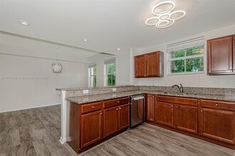 11605 NW 89th St in Doral, FL - Building Photo - Building Photo
