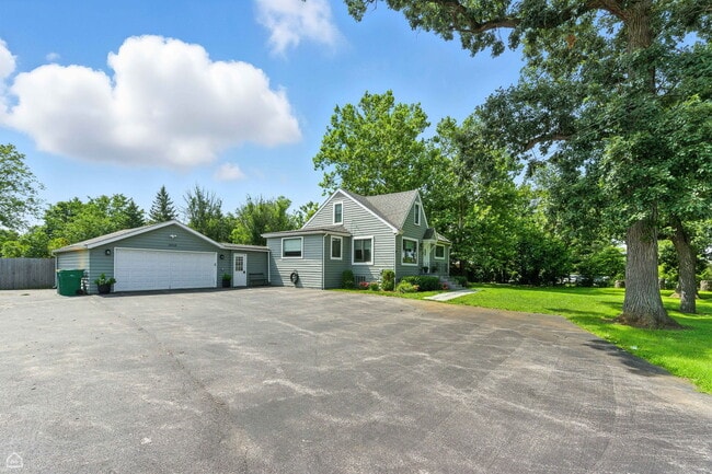 14318 McCarthy Rd in Lemont, IL - Building Photo - Building Photo