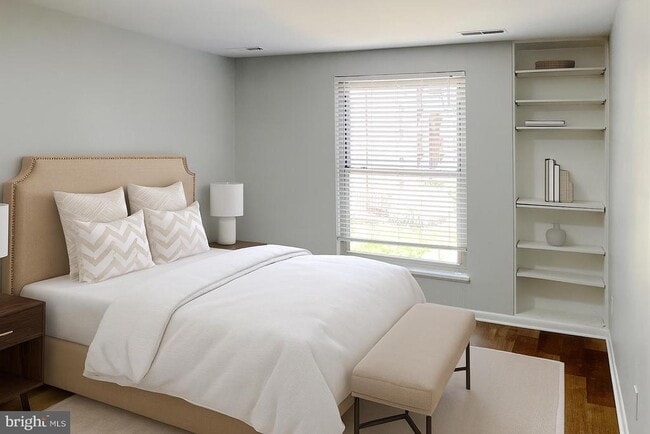 3322 Woodburn Village Dr in Annandale, VA - Building Photo - Building Photo