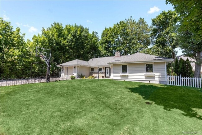 17 Soundview Ave in Rye, NY - Building Photo - Building Photo