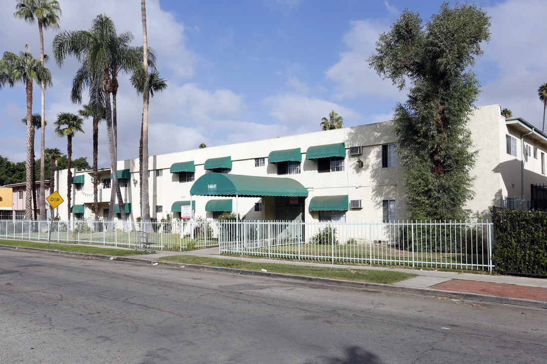 Delano Apartments in Van Nuys, CA - Building Photo