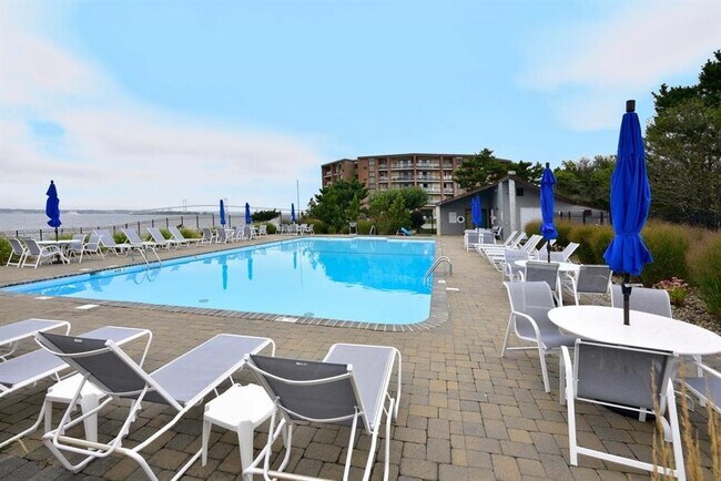 1302 Capella S in Newport, RI - Building Photo - Building Photo