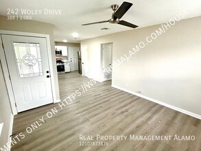 242 Woley Dr in San Antonio, TX - Building Photo - Building Photo