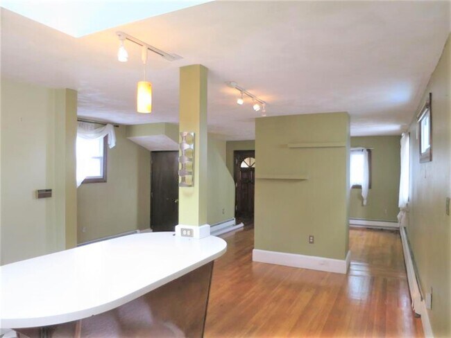 8 Pleasant St in Medford, MA - Building Photo - Building Photo