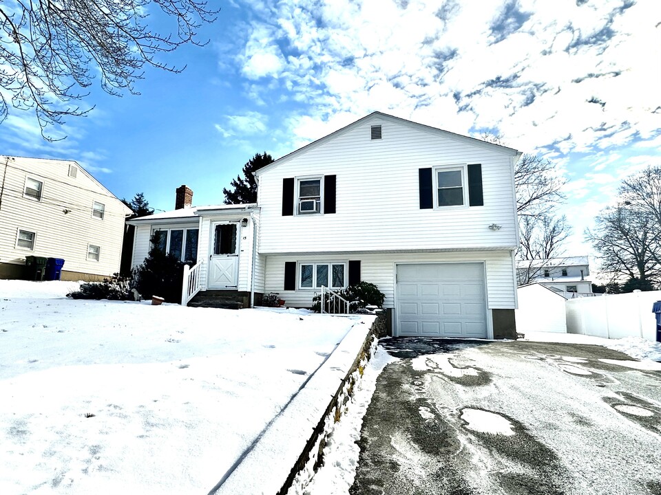 15 Arrowhead Dr in Newington, CT - Building Photo