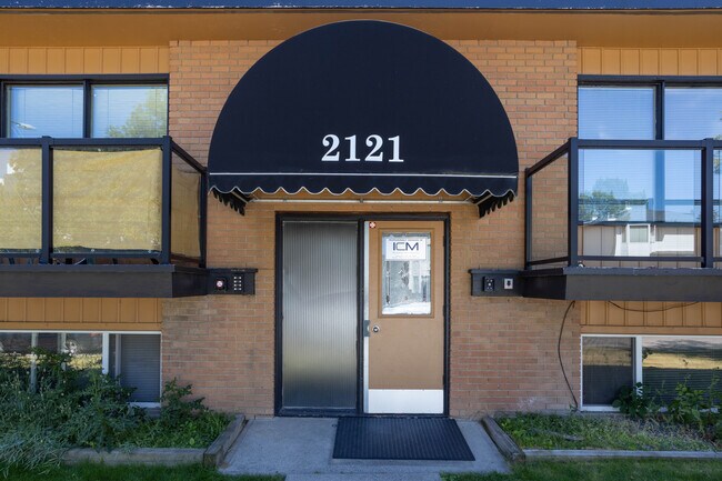 2121 35 Av SW in Calgary, AB - Building Photo - Building Photo