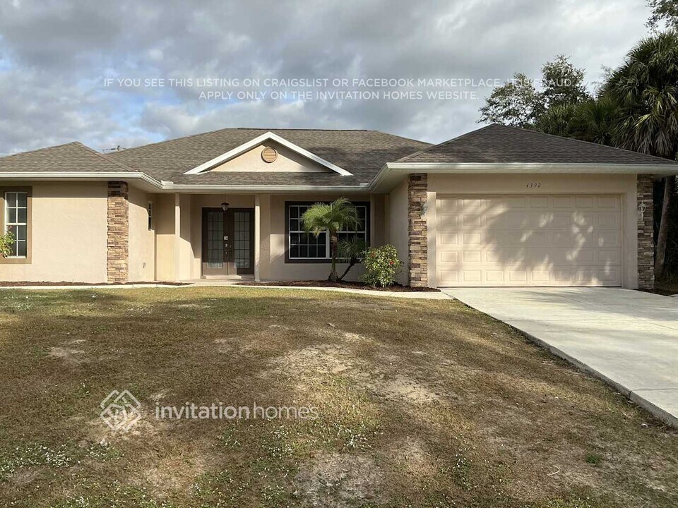 4392 Skyway Ave in North Port, FL - Foto de edificio