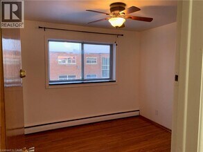 42 Hilltop Dr in Cambridge, ON - Building Photo - Building Photo