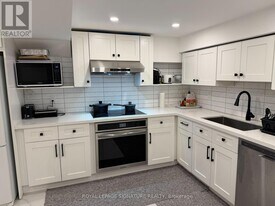 9 Breadner Dr in Toronto, ON - Building Photo