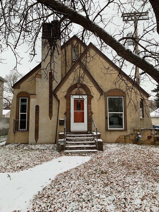 4355 N Logan Ave in Minneapolis, MN - Building Photo