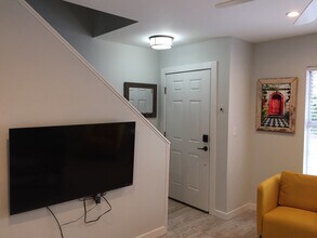 10 Bee St in Charleston, SC - Building Photo - Building Photo