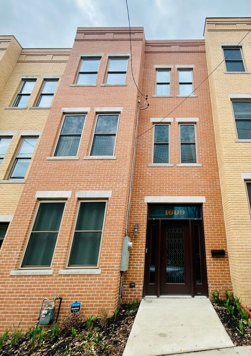 1609 Buena Vista St in Pittsburgh, PA - Foto de edificio