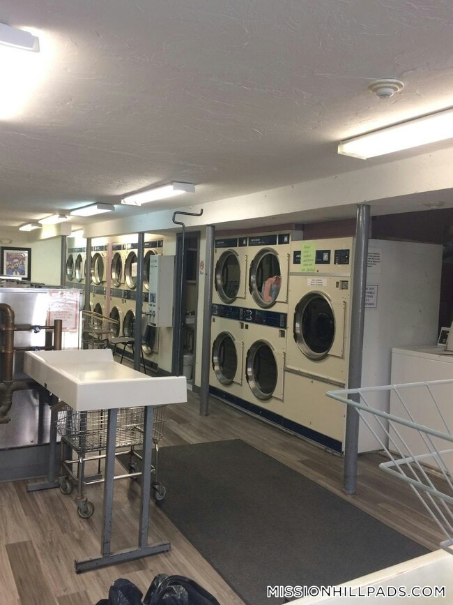 887 Huntington Ave, Unit 3 in Boston, MA - Foto de edificio - Building Photo