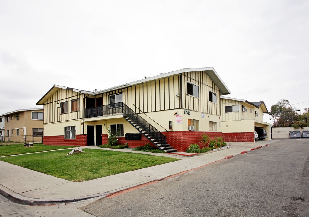 1742 Cordova St in Pomona, CA - Foto de edificio