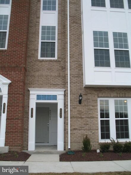 42784 Lauder Terrace in Ashburn, VA - Building Photo