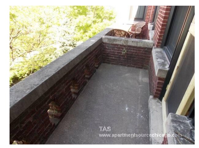 2530 N Kedzie Blvd, Unit 3W in Chicago, IL - Building Photo - Building Photo