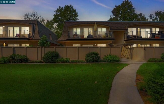1095 Mohr Ln in Concord, CA - Building Photo - Building Photo