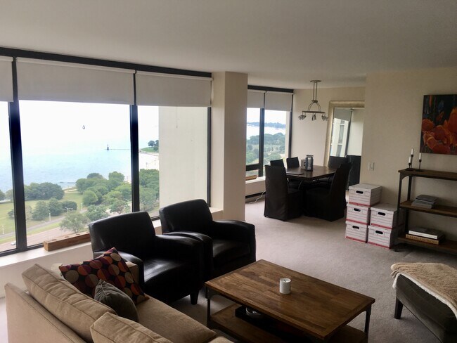 5445 N Sheridan Rd, Unit 2702 in Chicago, IL - Building Photo - Building Photo