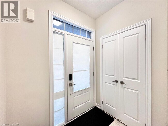 16 Birmingham Dr in Cambridge, ON - Building Photo - Building Photo