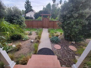 17565 Bullock St in Encino, CA - Foto de edificio - Building Photo