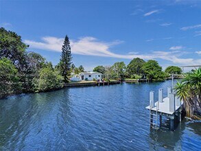 1740 NW 36th Ct in Oakland Park, FL - Foto de edificio - Building Photo
