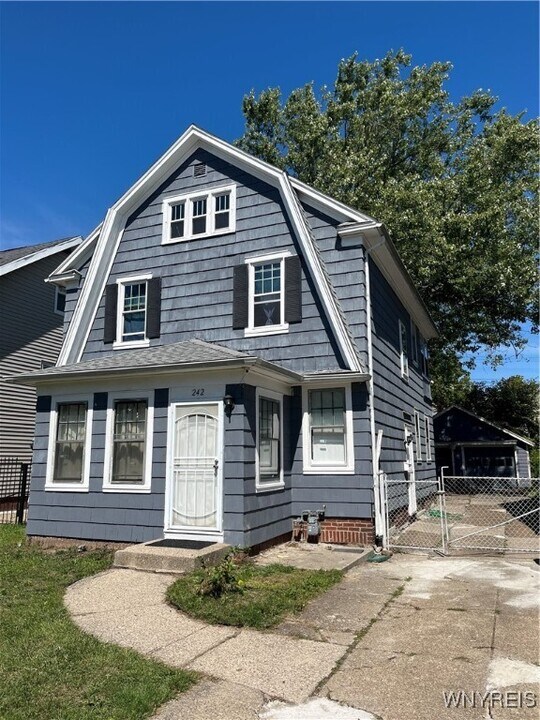 242 Highgate Ave in Buffalo, NY - Building Photo