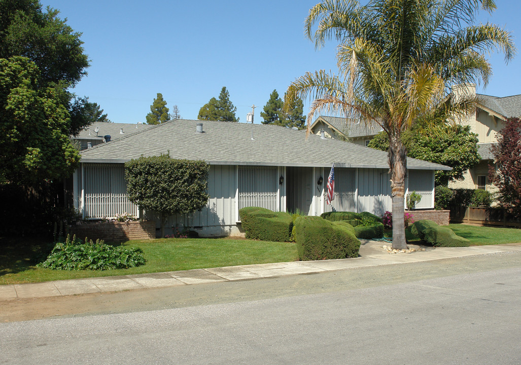 584 Lassen St in Los Altos, CA - Building Photo