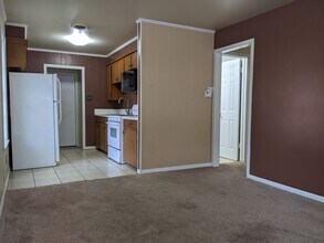 PRE-LEASING MAY 2026! ADORABLE 2/1 HOUSE I in Bryan, TX - Building Photo - Building Photo
