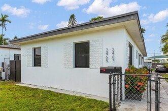 2465 NW 35th St in Miami, FL - Building Photo - Building Photo
