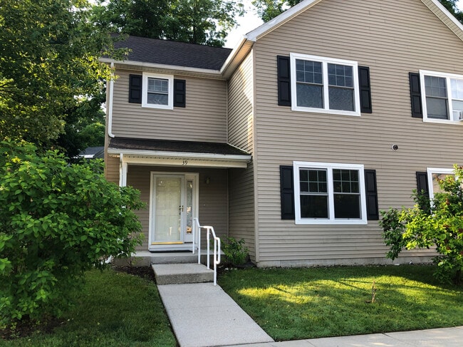 145 Eden Way in Bennington, VT - Building Photo - Building Photo