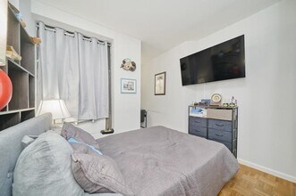 335 W 43rd St in New York, NY - Building Photo - Building Photo