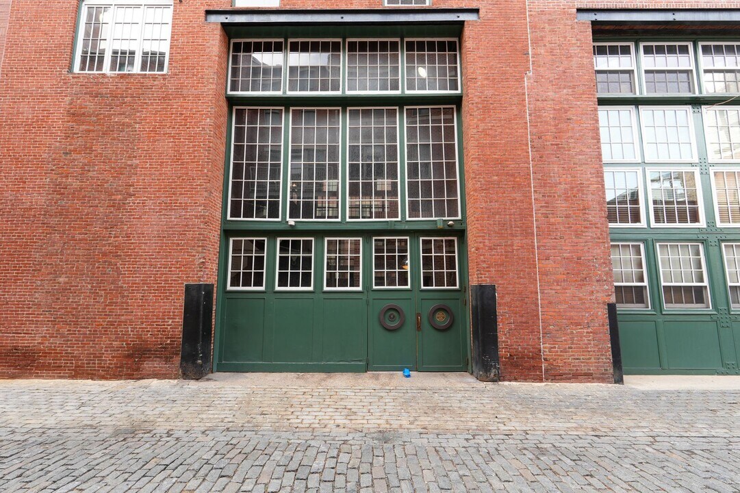 136 N Bread St in Philadelphia, PA - Building Photo