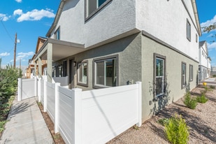 Woodgate Townhomes in Phoenix, AZ - Building Photo