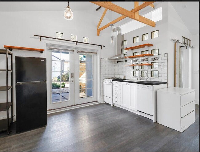8330 Flight Ave in Los Angeles, CA - Building Photo - Building Photo