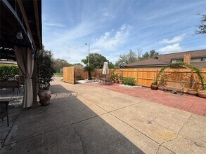 14110 Ella Lee Ln in Houston, TX - Building Photo - Building Photo