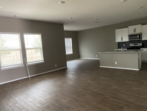 1309 Brown Pelican Wy in San Antonio, TX - Foto de edificio - Building Photo