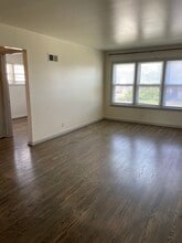 5615 W Wisconsin Ave, Unit Upper Unit #3 in Milwaukee, WI - Foto de edificio - Building Photo