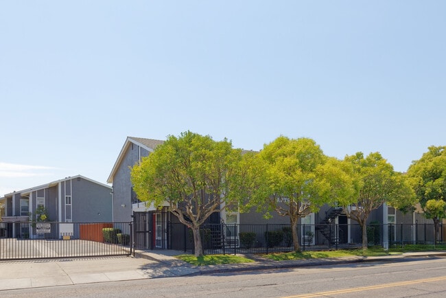 Pinecrest Villas in Fairfield, CA - Building Photo - Building Photo