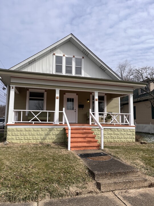 221 Bedford St in Ravenswood, WV - Building Photo