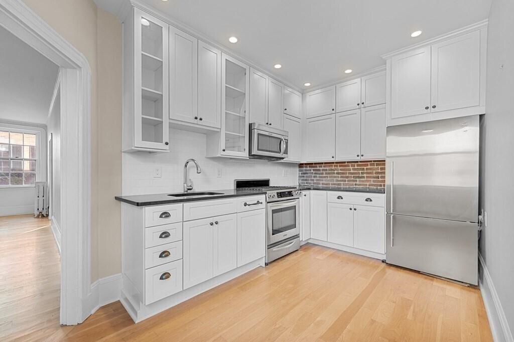 136 Myrtle St in Boston, MA - Building Photo