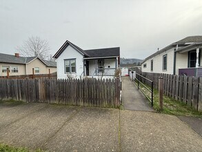 1321 SE Mill St in Roseburg, OR - Building Photo - Building Photo