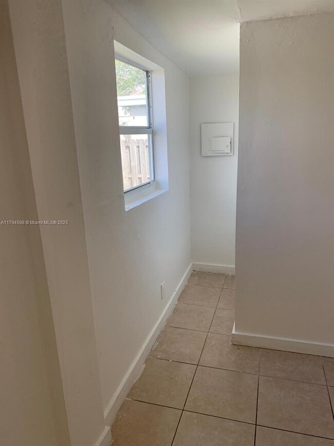 517 NW 1st Ave in Hallandale Beach, FL - Building Photo - Building Photo