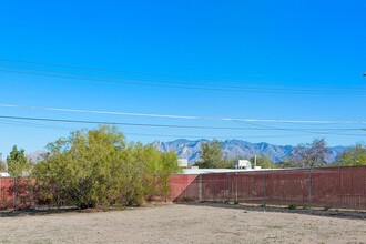 327 E Lester St in Tucson, AZ - Foto de edificio - Building Photo