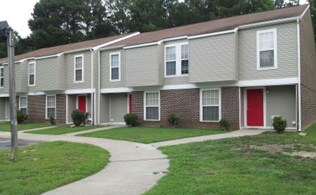 Pinecrest Apartments in Lawrenceville, VA - Building Photo