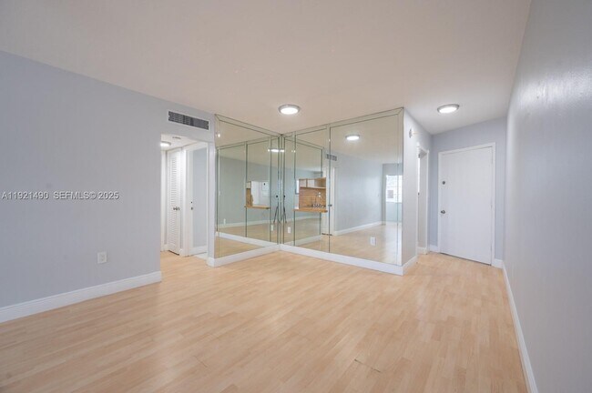 1651 NE Miami Gardens Dr in North Miami Beach, FL - Building Photo - Building Photo