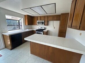 1327 Westmont Dr in San Pedro, CA - Foto de edificio - Building Photo