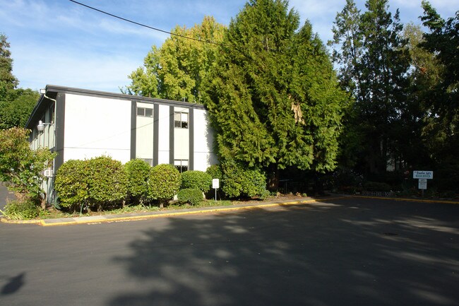 Ivanhoe Apartments in Salem, OR - Foto de edificio - Building Photo