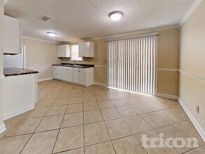 1227 Cimmaron Dr, Unit 302 in Orange Park, FL - Building Photo - Building Photo