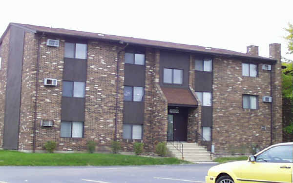 7805 Woodward Ave in Woodridge, IL - Building Photo